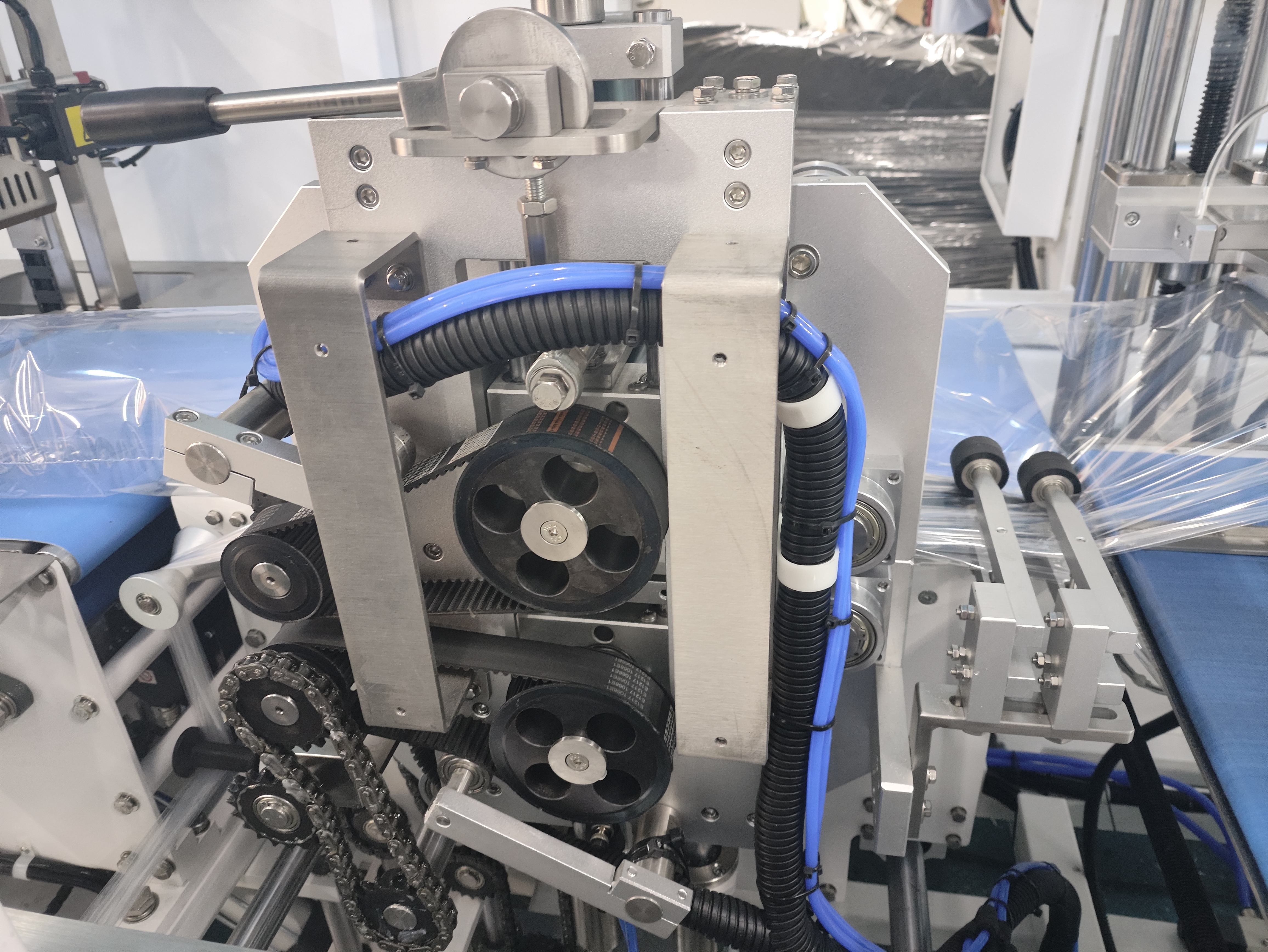 L801 High Performance Film Shrink Packaging Machine Automatic High Speed Cup Noodles Sealing Film Wrapping Machine with Shrink Tunnel