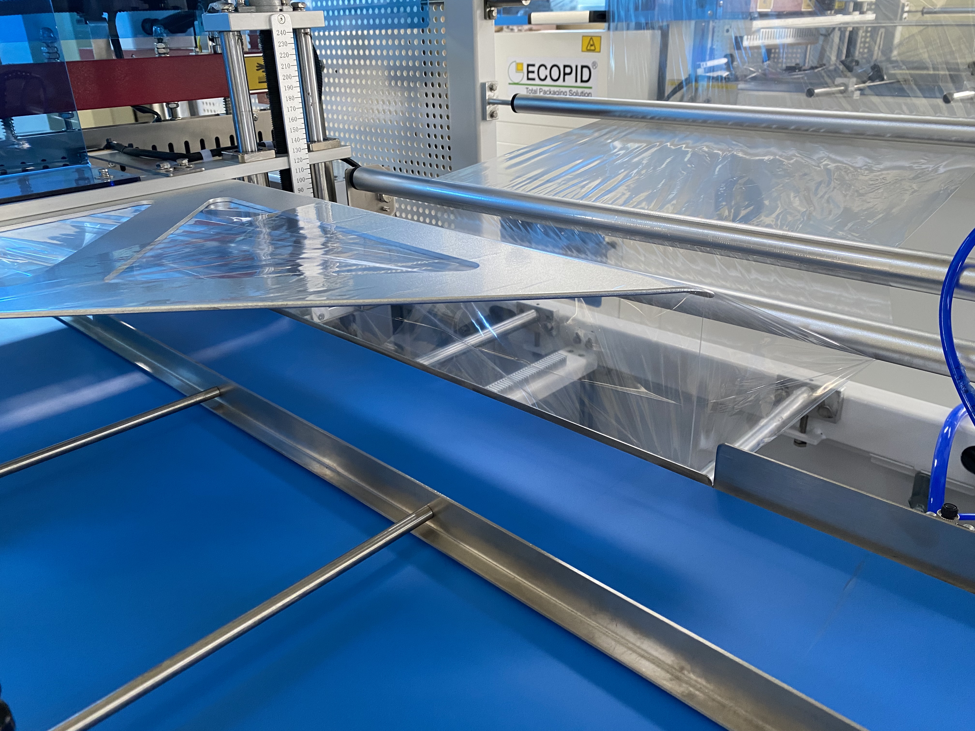 Full Automatic L726 High Speed Shrink Wrapper Packer Heat Shrink Wrapping Machine with Shrink Wrap Tunnel for Bottle Packing